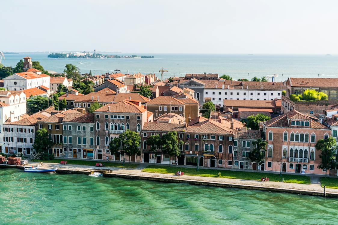 Venice Vibes: A Romantic Stroll Along the Canals